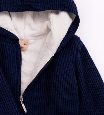 Μπλε ζακέτα για αγόρι με επένδυση και κουκούλα.